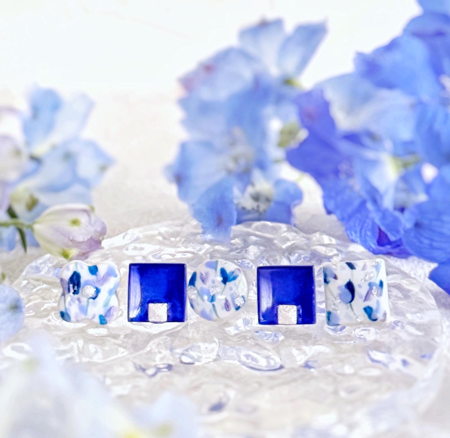 美濃焼×ブルーの花模様ピアス･イヤリング｜ガラス×ロイヤルブルー ネイビー の5粒セット｜初夏に映える涼やか耳飾り1枚目の画像